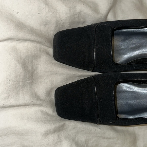 Women’s 7 Black Heels - Picture 2 of 4